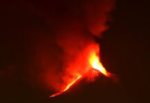 意大利埃特纳火山喷发 邻近机场临时关闭