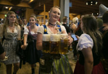 第188届慕尼黑啤酒节举行盛大花车巡游