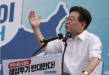 韩国总统和前总统为何如此“关心”这个人?