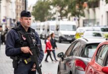 法国卢浮宫因炸弹威胁临时关闭