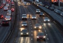 英国马路坑太多 司机担心行车安全