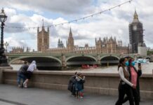 调查:英国教师为省时用人工智能备课改作业