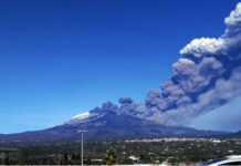 意大利埃特纳火山喷出岩浆和火山灰