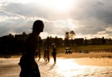 澳大利亚遭遇热浪 野火风险增加