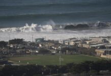 巨浪袭击美国加州沿岸 局地疏散令发布