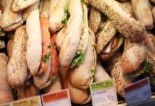 研究显示晚饭吃太晚或提高中风几率