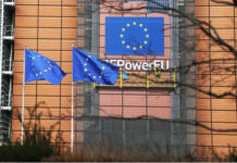 【视频-打砸烧】欧洲农民抗议失控:巨型拖拉机“占领”欧盟!