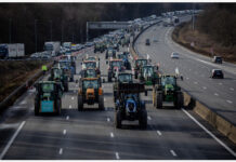 法国农民不满生产境遇 驾拖拉机“围困”巴黎