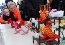 匈牙利民众唐人街庙会感受中国年味