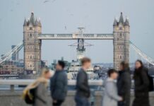 英国出台指导意见 支持学校全面禁止手机