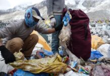 尼泊尔要求珠峰攀登者自带排泄物下山