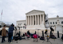 美国最高法院保留特朗普初选资格