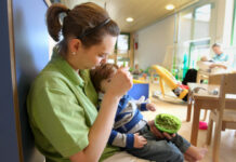 比利时单亲和低收入家庭因托儿所短缺、学费和离婚费而受到多重打击