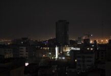 伊朗多地机场暂停航班运行