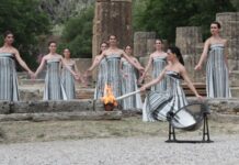 巴黎奥运会火种在希腊古奥林匹亚遗址成功采集