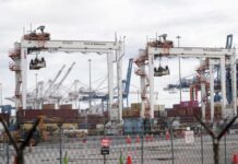 美国拆除塌桥进展缓慢 巴尔的摩港继续关闭