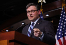 美国高校反战抗议持续 众议长说必要时动用国民警卫队