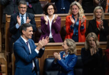 西班牙首相宣布将继续执政