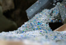 新研究:一种新塑料可借助细菌孢子自动降解