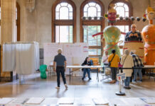 欧洲议会选举投票结束 政治光谱向右倾斜