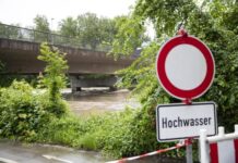 山体滑坡导致德国一列车脱轨