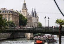 奥运在即 巴黎密切监测塞纳河水质