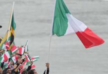 奥运开幕式举旗太激动 意大利旗手婚戒掉入塞纳河