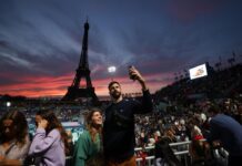 巴黎埃菲尔铁塔体育场成奥运会热门自拍背景