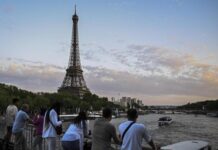 亲证河水足够干净 法国体育部长塞纳河游泳迎奥运