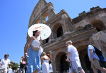 关景点、发预警、灭林火……欧洲多国应对高温炙烤