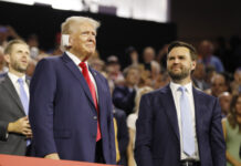 支持特朗普 美国共和党全国代表大会现“包扎右耳妆”