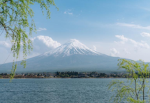 打破纪录!日本富士山今年迟迟未现“雪顶”