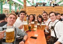 感受慕尼黑啤酒节的开放包容与传统魅力