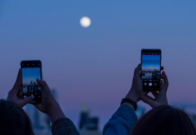 调查:手机令英国青少年变得孤独且焦虑