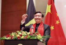 中国驻比利时大使馆向在比侨胞和中国留学生发放新春暖心包