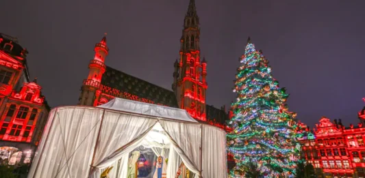 【创新or恶搞?】布鲁塞尔大广场“无脸圣像”引发巨大争议