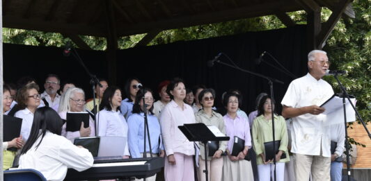 【社区活动】比利时华人合唱团唱响布鲁塞尔户外音乐节